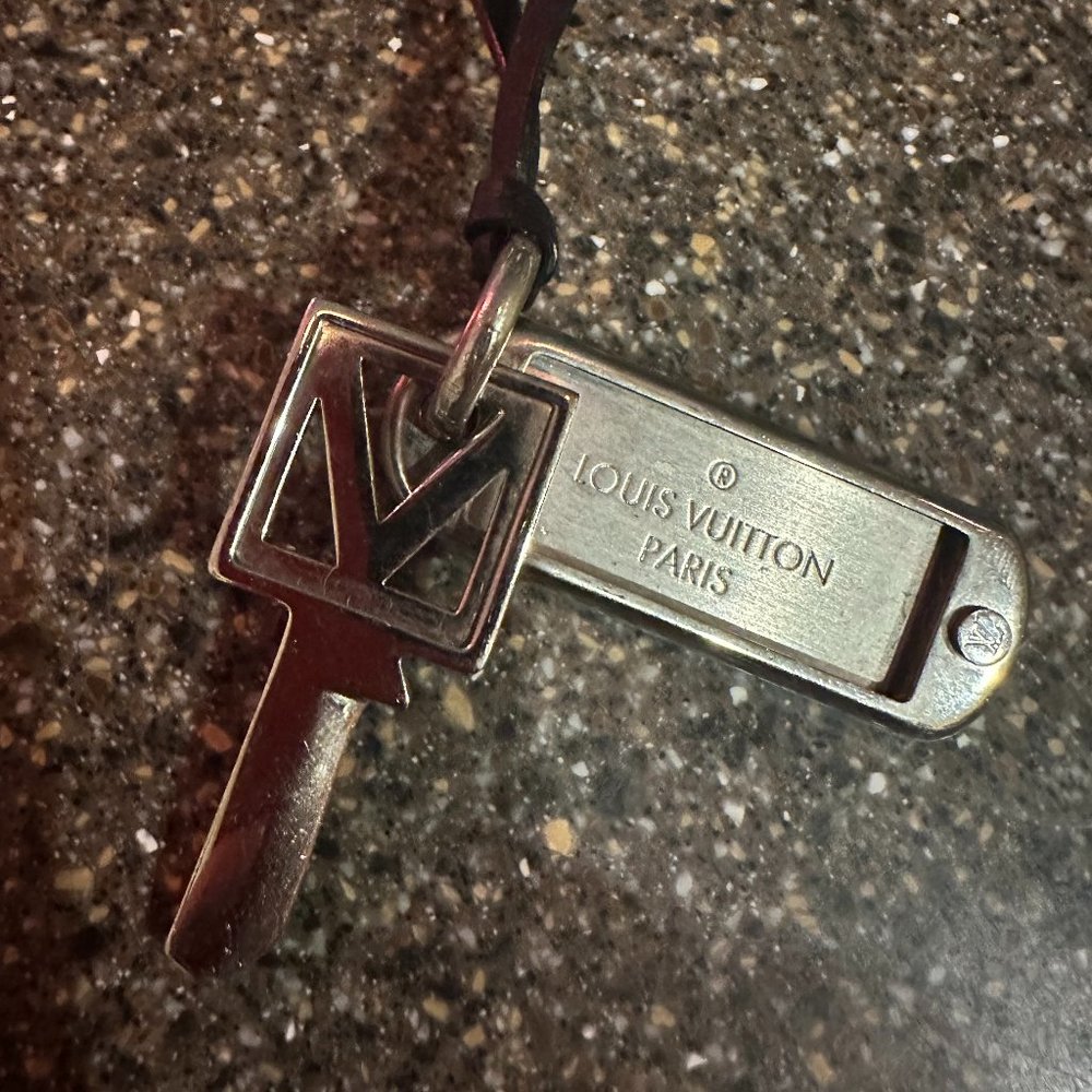 Louis Vuitton Collier V Square Necklace